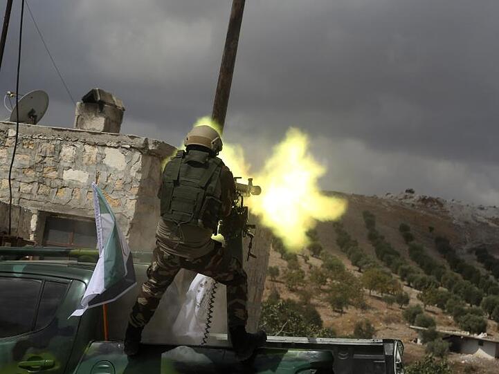 Ein Soldat der "Freien Syrischen Armee", die von der Türkei unterstützt wird, beim Training an einem schweren Maschinengewehr.