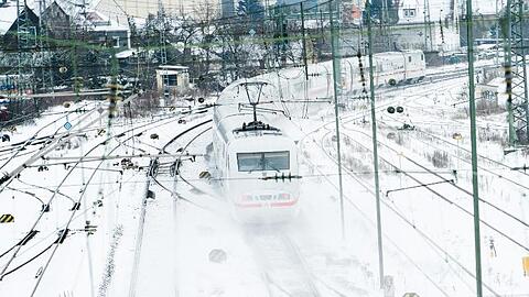 "Bei bis zu minus 20 Grad Celsius arbeiten Tausende Mitarbeitende rund um die Uhr daran, den Bahnverkehr wieder zum Laufen zu bekommen", erklärte die Deutsche Bahn.
