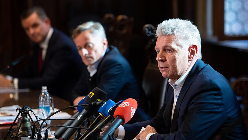 Dieter Reiter (r.) und Axel Fischer, Geschäftsführer der München Klinik. Weiter im Hintergrund ist Clemens Wendtner zu sehen. Dieter Reiter (r.) und Axel Fischer, Geschäftsführer der München Klinik. Weiter im Hintergrund ist Clemens Wendtner zu sehen.
