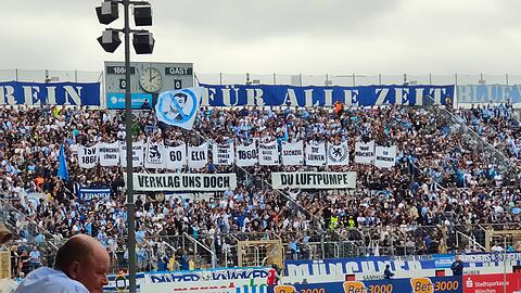 Die Ultras in der Westkurve protestieren gegen Anthony Power und zeigen Banner mit den geschützten Wort- und Bildmarken.