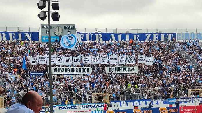 Die Ultras in der Westkurve protestieren gegen Anthony Power und zeigen Banner mit den geschützten Wort- und Bildmarken.