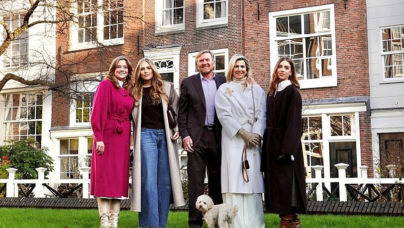 Prinzessin Ariane, Kronprinzessin Amalia, König Willem-Alexander, Königin Máxima und Prinzessin Alexia (v.l.n.r.) sowie Mambo beim Herbst-Fotoshooting des niederländischen Königshauses.
