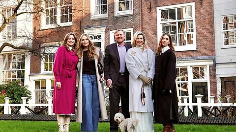 Prinzessin Ariane, Kronprinzessin Amalia, König Willem-Alexander, Königin Máxima und Prinzessin Alexia (v.l.n.r.) sowie Mambo beim Herbst-Fotoshooting des niederländischen Königshauses.