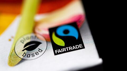 Wenn dieses Siegel auf einer Verpackung ist, soll der Inhalt fair produziert und gehandelt sein - so das Versprechen des Vereins Fairtrade.