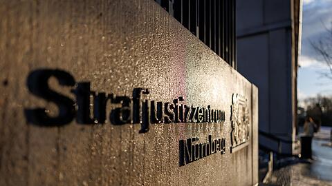 Den Ermittlungen zufolge schoss der Angeklagte vor den Augen zahlreicher Zeugen sechsmal auf das Opfer. (Symbolbild)