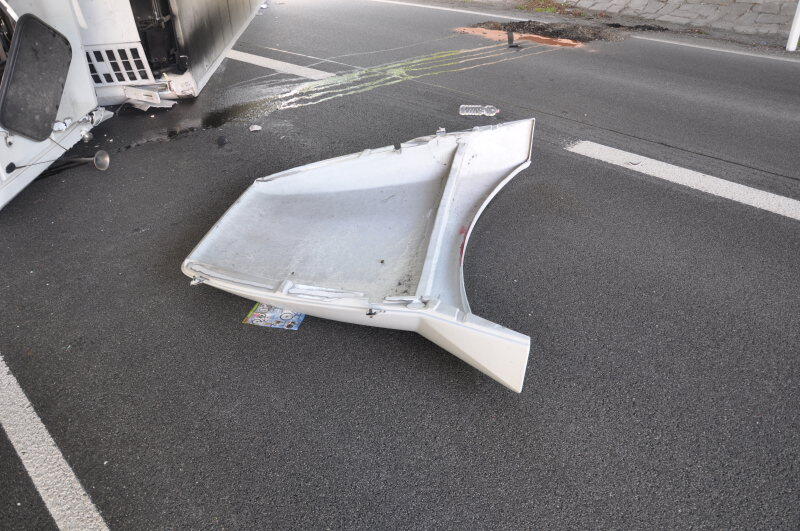 Auf der B 12 bei Simbach kippte ein Lkw um.