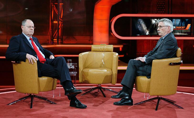 Sarrazin diskutierte dort in einem Streitgespräch mit dem früheren
Bundesfinanzminister und möglichen SPD-Kanzlerkandidaten Peer
Steinbrück. Sarrazins neues Werk &bdquo;Europa braucht den Euro nicht&ldquo;
erscheint an diesem Dienstag. Ein früheres Buch zur Integration hatte
viel Kritik hervorgerufen.