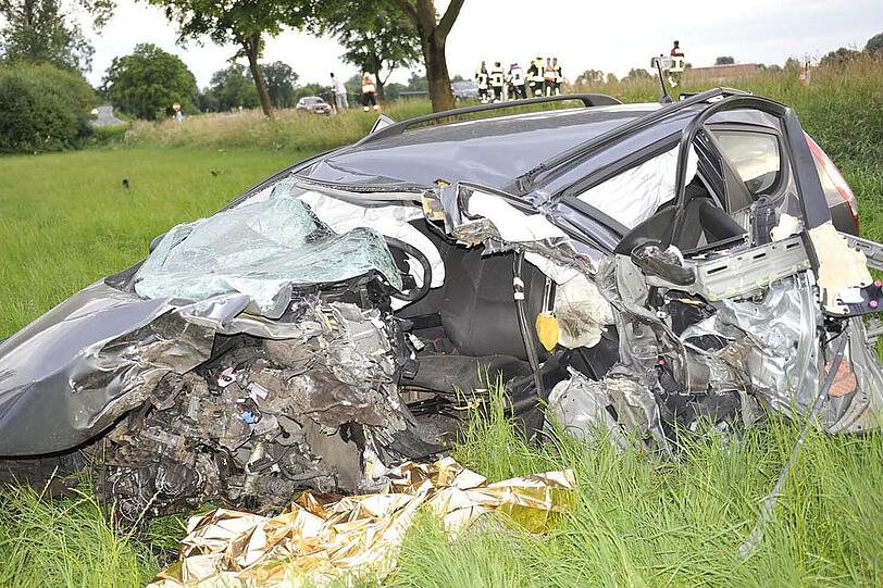 Das Auto der 44-Jährigen aus Karlsfeld ist nur noch ein Haufen verbeultes Blech. Die Trümmer liegen im Umkreis von 40 Metern