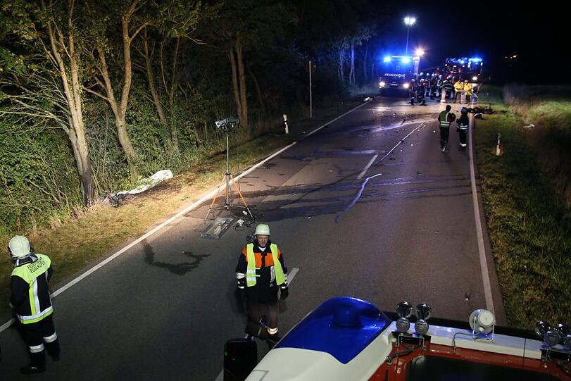 Zwei Motorradfahrer sind am Mittwochabend nach einem Zusammenprall auf der B299 gestorben.