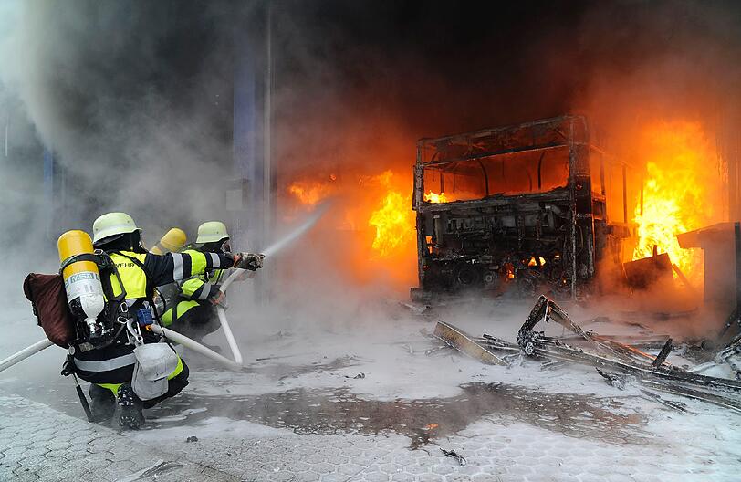 Großbrand in Laim. Die Feuerwehr muss massiv ausrücken um noch Schlimmeres zu verhindern.