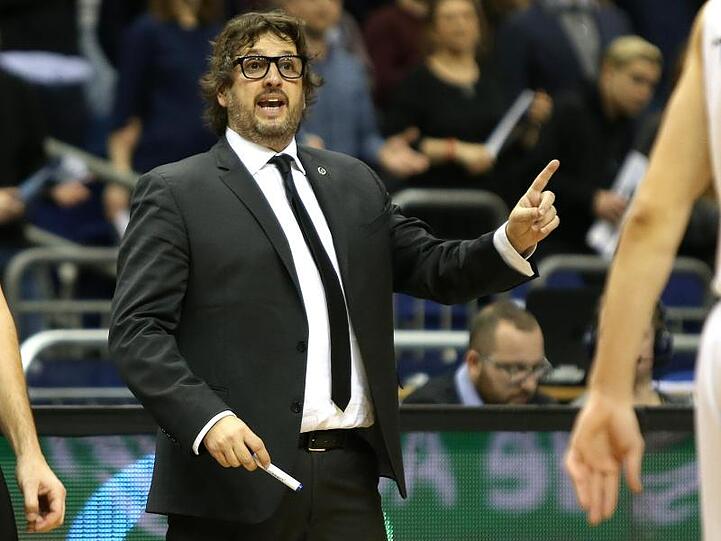 Coach Andrea Trinchieri steht gestikulierend am Spielfeldrand. Foto: Andreas Gora/dpa