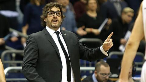 Coach Andrea Trinchieri steht gestikulierend am Spielfeldrand. Foto: Andreas Gora/dpa