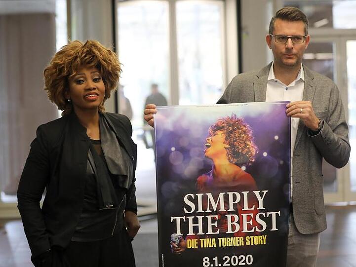 Oliver Forster (r) und der Geschäftsführer der Konzertagentur Cofo Entertainment GmbH & Co.KG mit dem Plakat der Tribute Show "Simply the Best - Die Tina Turner Show". (Archivbild)