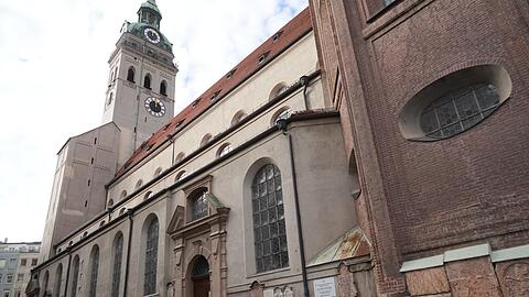 Nicht wundern über die Turmuhr am Viktualienmarkt: Der Antrieb des Uhrwerks am Alten Peter ist kaputt - und wird repariert.