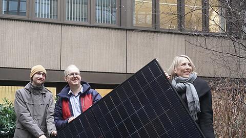Erich und Erich Hirsch sind mit ihrem Solarmodul "Pioniere der Energiewende", findet Bürgermeisterin Katrin Habenschaden.