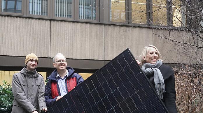 Erich und Erich Hirsch sind mit ihrem Solarmodul "Pioniere der Energiewende", findet Bürgermeisterin Katrin Habenschaden.