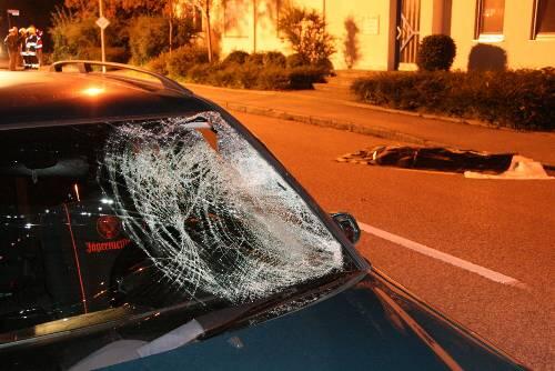 Der Unglückswagen mit kaputter Windschutzscheibe und Jägermeister-Logo am Fahrersitz &ndash; auf der Straße die Leiche des Schülers.