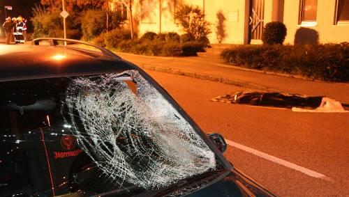 Der Unglückswagen mit kaputter Windschutzscheibe und Jägermeister-Logo am Fahrersitz – auf der Straße die Leiche des Schülers. Der Unglückswagen mit kaputter Windschutzscheibe und Jägermeister-Logo am Fahrersitz – auf der Straße die Leiche des Schülers.