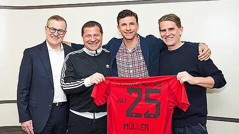 Versöhnliches Ende: Müller nach seiner Mini-Verlängerung mit (v.l.) Dreesen, Eberl und Freund.