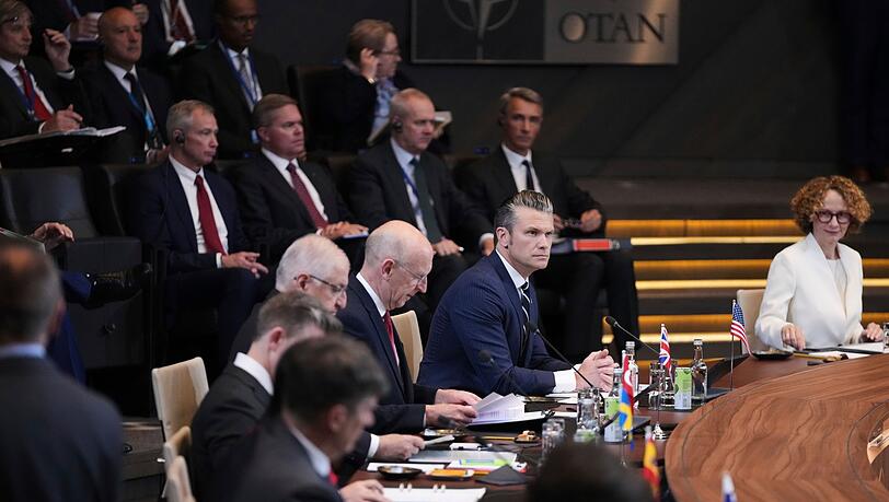 Die Verteidigungsminister der Nato-Staaten haben ein riesiges Aufrüstungsprogramm gebilligt.