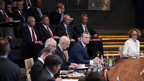 Die Verteidigungsminister der Nato-Staaten haben ein riesiges Aufrüstungsprogramm gebilligt.