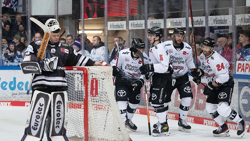 Torhüter Jonas Neffin (l) kommt zu den Eisbären. (Archivbild) Torhüter Jonas Neffin (l) kommt zu den Eisbären. (Archivbild)