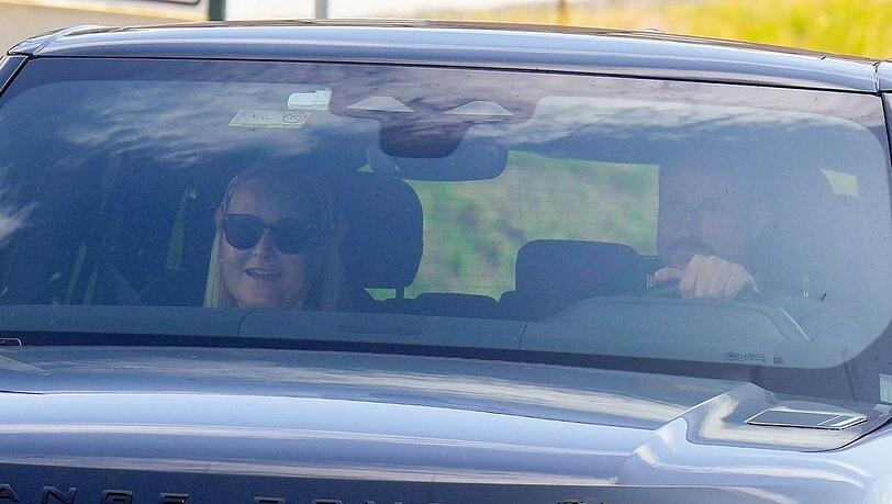 Kronprinzessin Mette-Marit und Kronprinz Haakon vor dem Osloer Rikshospitalet.