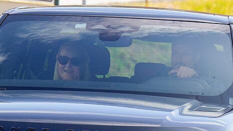 Kronprinzessin Mette-Marit und Kronprinz Haakon vor dem Osloer Rikshospitalet.