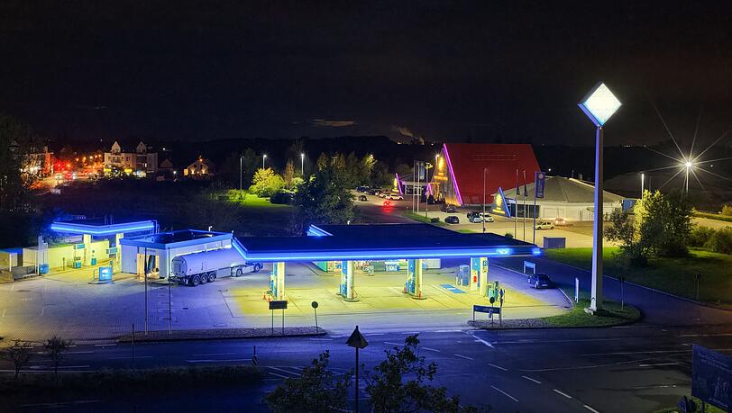 An vielen Tankstellen werden die Preise schon um Mitternacht fallen. Früh aufstehen muss man aber nicht, um billigen Sprit zu bekommen. An vielen Tankstellen werden die Preise schon um Mitternacht fallen. Früh aufstehen muss man aber nicht, um billigen Sprit zu bekommen.