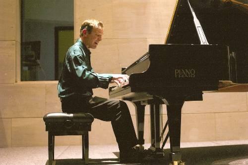 In Aktion am Klavier: Pianist Andrew West.