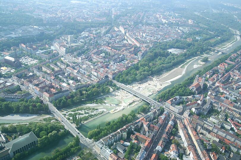 Fluss im Wandel: Im Bereich um Reichenbach- und Corneliusbrücke wird die Isar renaturiert.