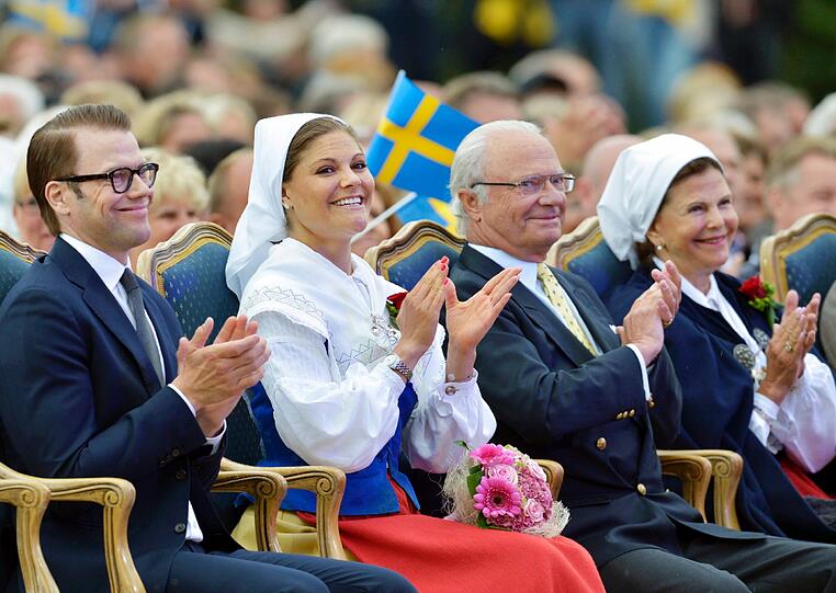 Neben Prinz Carl Philip (33) schaute in diesem Jahr auch Prinzessin Madeleine (30) vorbei, die ihren Wohnsitz in New York hat. Bei der Taufe von Prinzessin Estelle im Mai stellte sie zum ersten Mal auch offiziell den US-Geschäftsmann Chris O'Neill als ihren festen Freund vor. Nach der für jedermann offene Gratulationsfeier im Park von Schloss Solliden stand am Abend eine Unterhaltungsshow für Eintritt und mit der Königsfamilie als Gast auf dem Programm.