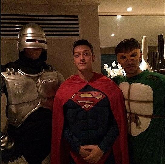 Mesut Özil als Superman bei der Weihnachtsfeier des FC Arsenal.
