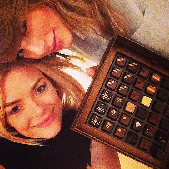 Taylor Swift und Jaime King (l.) stehen auf Schokolade