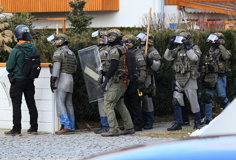 Spezialeinsatz für das SEK in Waldkraiburg: Um 18 Uhr erfolgte der Zugriff in dem Wohnhaus des 45-Jährigen.