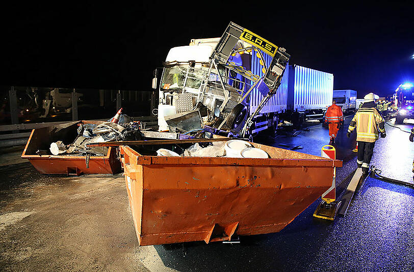 Bei seinem Crash in eine Baustelle hinterließ ein Lkw eine Schneise der Verwüstung. Die Bilder.
