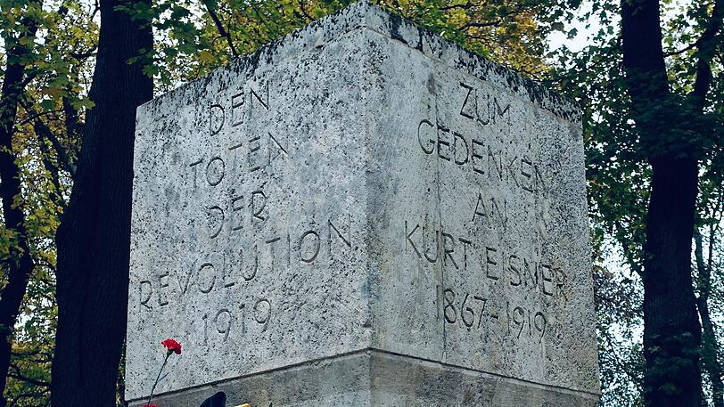 Im 1922 errichteten Revolutionsdenkmal am Ostfriedhof war Kurt Eisners Urne bis 1933 eingemauert.