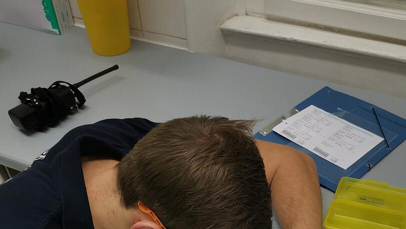 Ein etwas anderer Einsatz: Ein Feuerwehrmann entfernt in der Notaufnahme mehrere Ringe vom Finger einer Frau. Ein etwas anderer Einsatz: Ein Feuerwehrmann entfernt in der Notaufnahme mehrere Ringe vom Finger einer Frau.