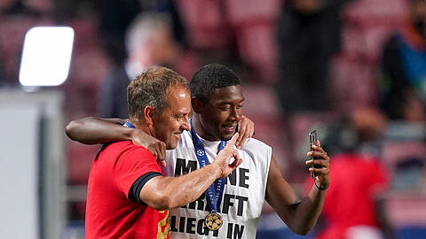 "Solange er im Kader ist, plane ich mit ihm", sagt Hansi Flick über David Alaba (r.).
