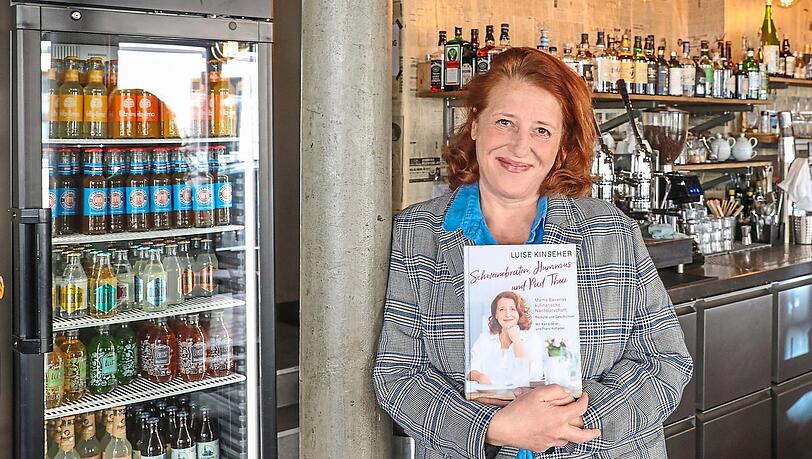 Luise Kinseher im chinesisch-japanischen Lokal Sam im Westend - eines der Lokale aus ihrem Buch.