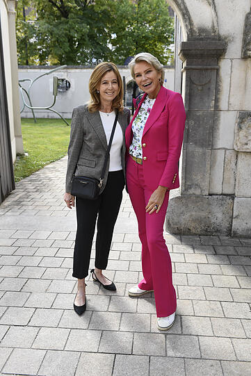 Andrea Schöller mit Stephanie Gräfin von Pfuel