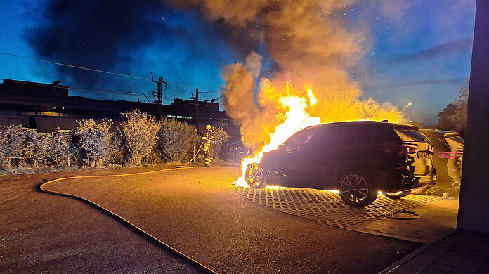 In der Nacht auf Montag standen zwei BMW an einem Autohaus in Flammen.