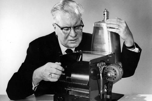 Der Physiker und Patentanwalt Chester Carlson mit seinem Kopierer