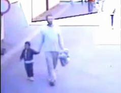 Gegen 14.40 Uhr hat ein Unbekannter mit Mohammed das Sozialamt in Berlin verlassen. Seitdem wird der Bub vermisst.