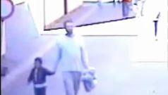 Gegen 14.40 Uhr hat ein Unbekannter mit Mohammed das Sozialamt in Berlin verlassen. Seitdem wird der Bub vermisst. Gegen 14.40 Uhr hat ein Unbekannter mit Mohammed das Sozialamt in Berlin verlassen. Seitdem wird der Bub vermisst.