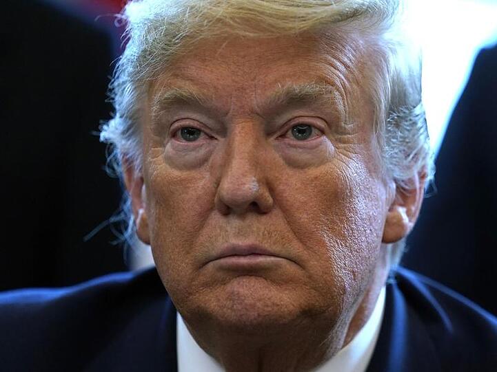 Trump hatte das Virus noch bis vor einem Monat als einen Scherz abgetan, der den USA nichts anhaben könne.