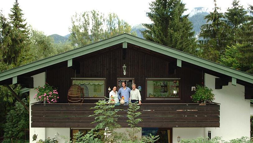 Die Entscheidung ist ihnen nicht leicht gefallen: Schauspieler Christian Wolff und seine Frau Martina (hier mit ihrem Sohn Patrick auf dem Balkon) haben ihr geliebtes Haus in Aschau verkauft - und sind in eine Wohnung gezogen. Die Entscheidung ist ihnen nicht leicht gefallen: Schauspieler Christian Wolff und seine Frau Martina (hier mit ihrem Sohn Patrick auf dem Balkon) haben ihr geliebtes Haus in Aschau verkauft - und sind in eine Wohnung gezogen.