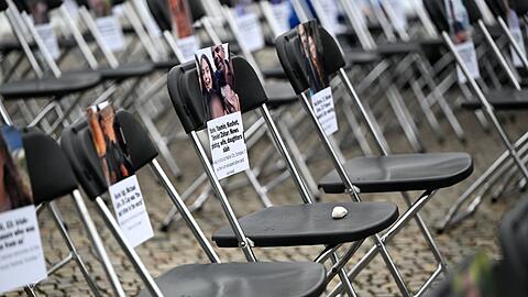 Rund 1.100 Stühle wurden vor Wahrzeichen aufgestellt.