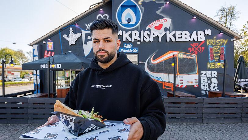 Dönerketten-Chef Sergen Kolcu vor einer seiner Filialen in Bielefeld. Dönerketten-Chef Sergen Kolcu vor einer seiner Filialen in Bielefeld.