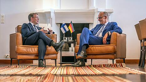 Das Treffen mit dem finnischen Ministerpr&auml;sidenten Petteri Orpo (l) war f&uuml;r Kanzler Friedrich Merz der Gipfel-Auftakt.